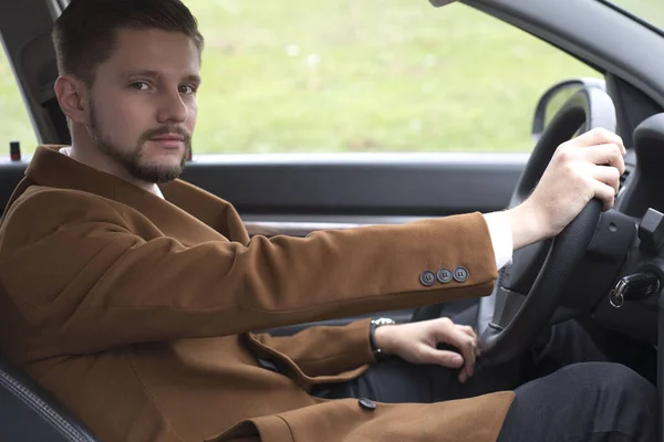 Retrato Joven Barbudo Con Traje Conduciendo Coche Hombre Negocios Con —  Fotos de Stock