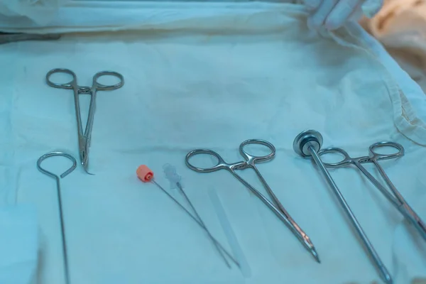 클로즈업 간호사의 외과의 가살균 테이블에서 기구를 꺼내고 있습니다 수술실 에서요 — 스톡 사진