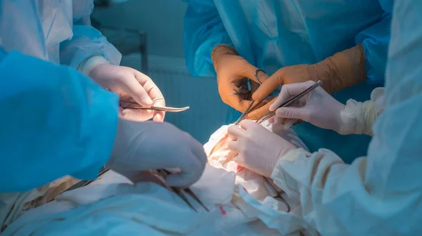 Primo Piano Mani Dei Chirurghi Pediatrici Assistente Che Opera Piccolo — Foto Stock