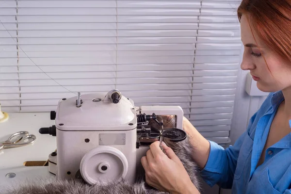 Профессиональный Мастер Производству Одежды Меха Женщина Кутюрье Швейной Машинки Процесс — стоковое фото