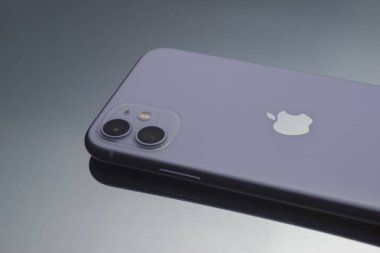 Zaporozhye. Ukrayna. Şubat 2020. Iphone 11 'in epl' deki stüdyo reklamı. Aynanın arka planında. Modern teknoloji, yeni bir yenilikçi akıllı telefon, güçlü bir telefon. Şirket raporu!