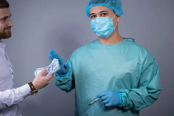 Retrato Cirujano Con Una Bata Estéril Máscara Con Guantes Puestos — Foto de Stock