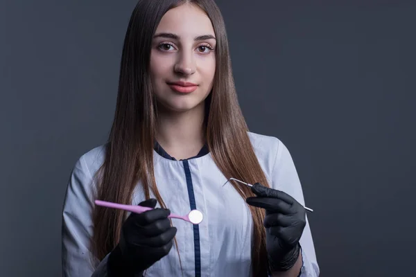 Retrato Estudante Uma Menina Casaco Branco Médico Dentista Luvas Detém — Fotografia de Stock