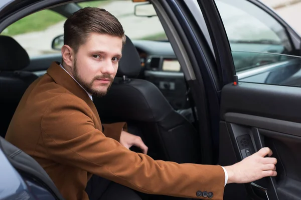 Retrato Joven Ropa Negocios Hombre Negocios Treinta Años Abre Puerta —  Fotos de Stock