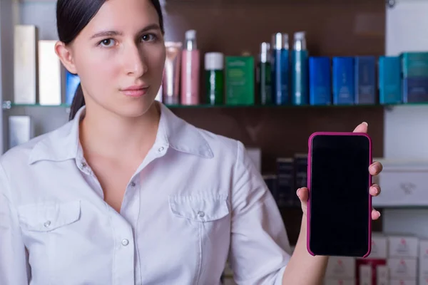 Närbild Defocused Flicka Kosmetolog Specialist Försäljning Kosmetika För Kroppsvård Håller — Stockfoto
