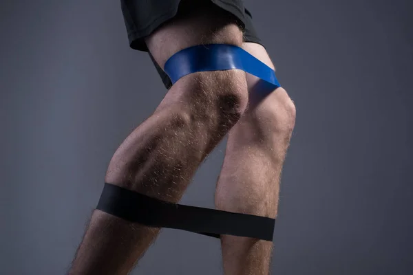 Close Visão Inferior Dos Caras Pernas Musculares Shorts Esportivos Alongamento — Fotografia de Stock