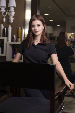 Güzel esmer kız, mükemmel düz saçlı ve klasik makyajlı. Güzel surat. Resim stüdyoda beyaz bir arkaplanda çekildi. Güzel bir kızın portresi, kusursuz ciltli, bir güzellik salonunda. Atölyede makyaj ustası.