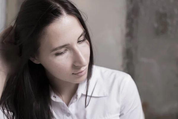 Porträt Einer Schönen Jungen Brünetten Mädchen Einem Weißen Hemd Mit — Stockfoto