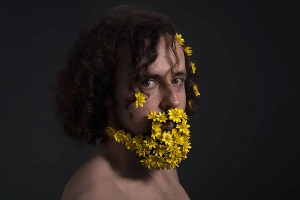 Flores Barba Retrato Joven Guapo Con Flores Barba Mirando Cámara —  Fotos de Stock