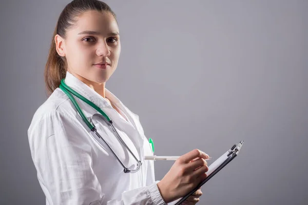 Retrato Estudio Médico Con Uniforme Protector Escribe Información Médica Una —  Fotos de Stock