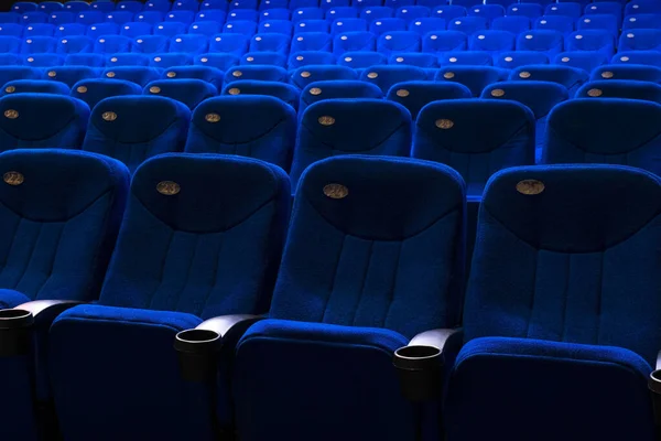 Plano geral de lugares vazios no cinema azul. Uma sala de cinema deserta. A ver o filme. Novo filme . — Fotografia de Stock