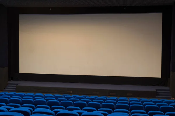 Plano geral de lugares vazios no cinema azul. Uma sala de cinema deserta. A ver o filme. Novo filme . — Fotografia de Stock