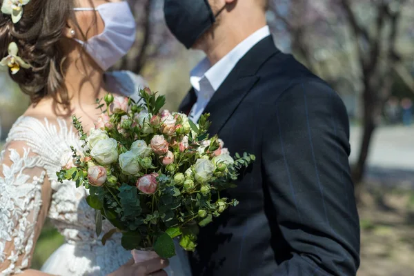 Infezione Coronavirus 2020 Kovid Ritratto Sposa Sposo Mascherati Durante Una — Foto Stock