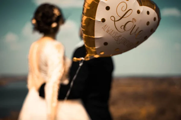 Bride Groom Standing Backs Cuddling Defocus Blur Holding Gel Ball — Stock Photo, Image