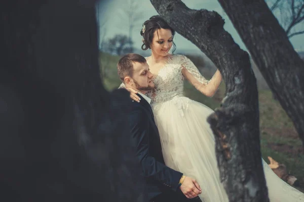 Sposa Fuggitiva Matrimonio Sposo Cattura Sua Sposa Foto Privata Sbirciando — Foto Stock