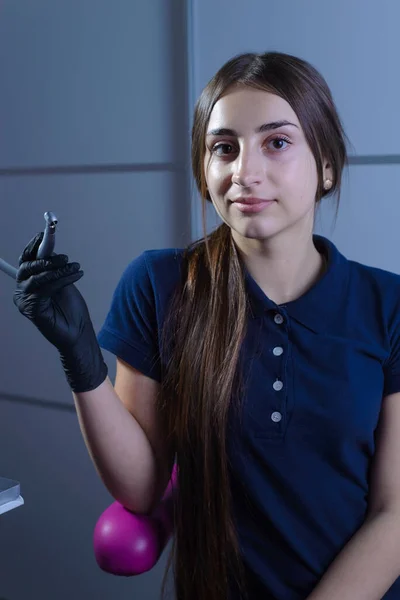 Retrato Dentista Una Máscara Médica Sostiene Una Herramienta Dental Mano —  Fotos de Stock