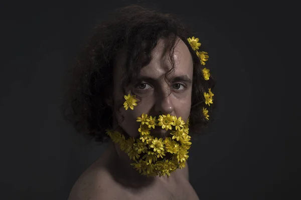 Flores Minha Barba Retrato Jovem Bonito Com Flores Sua Barba — Fotografia de Stock