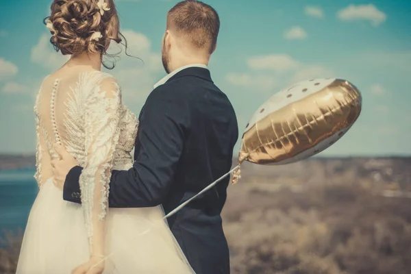 Sposa Sposo Piedi Con Spalle Coccolandosi Sfocatura Sfocata Tenendo Mano — Foto Stock