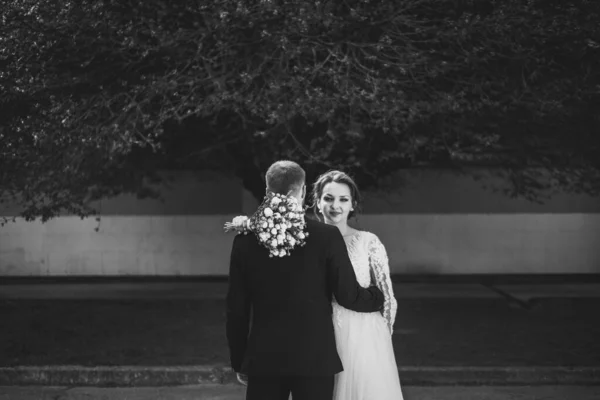 Sposa Fuggitiva Matrimonio Sposo Cattura Sua Sposa Ritratto Bianco Nero — Foto Stock