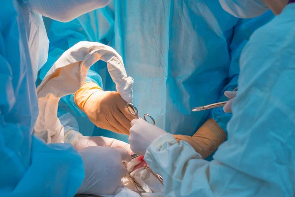 Close Mãos Cirurgiões Pediátricos Assistente Operando Pequeno Paciente Com Linfadenite — Fotografia de Stock