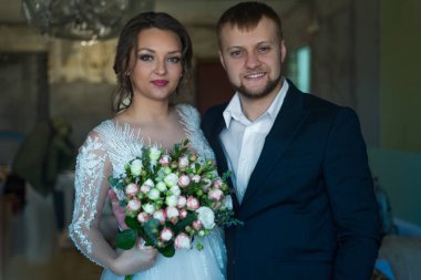 Gelin ve damadın mutlu bir gelin ve damadın park portresindeki düğün fotoğrafı. 25 yaşındaki gülümseyen genç insanlar, düğün töreni, gelin ve damat çifti aşık, gelinlik, erkek takımı. Düğün gününde neşeli evli bir çift.