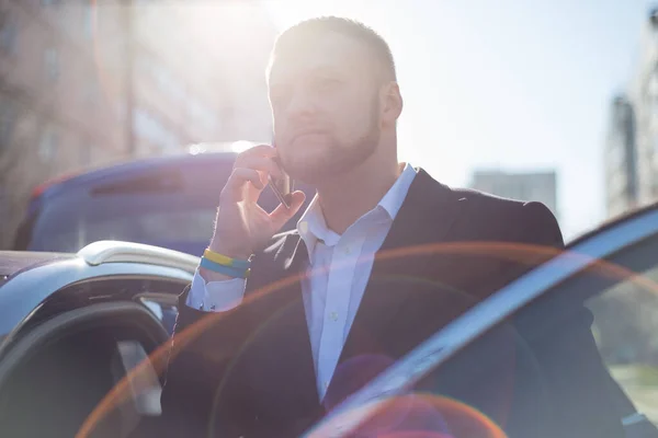 Glimlachende Man Pak Gesprek Mobiele Telefoon Portret Van Een Lachende — Stockfoto