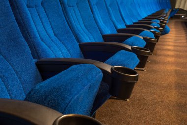Sinema genel planında boş mavi sinema koltukları olan boş rahat kırmızı koltuklar. Terk edilmiş sinema salonu. Filmi izliyordum. Yeni film.