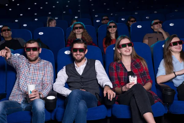19歳から30歳までの男女の若者の一般的な計画は 映画館の座席に座って 3D用のメガネをかけた映画を見ています Z世代 Y世代 ミレニアル世代 映画を見る前に休憩し リラックスしてください — ストック写真
