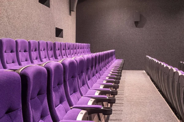 좌석에는 영화관 자리가 분홍색의 바탕의 계획에 숫자가 영화를 보면서 — 스톡 사진