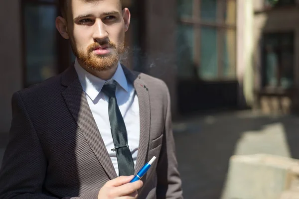 Cigarrillos Electrónicos Iqos Retrato Joven Barbudo Veinticinco Años Junto Pared —  Fotos de Stock