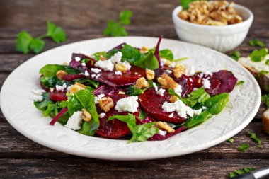 Taze tatlı bebek ıspanak, lahana marul, fındık, beyaz peynir ve tost ile sağlıklı pancar salatası erimiş