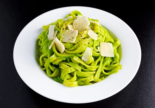 Tagliatelle pasta med spenat, avokado och parmigiano ost, örter i vit platta. begreppet hälsosam mat — Stockfoto