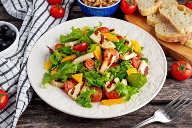 Izgara Hellim peynirli salata cadı portakal, domates ve marul. sağlıklı gıda