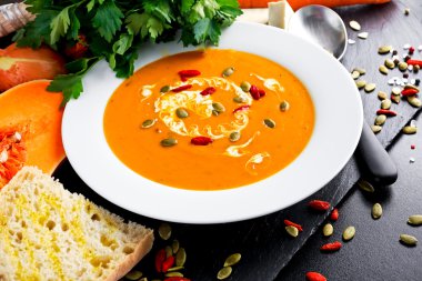 Pürüzsüz Balkabagi ve krema ile havuç çorbası, goji meyveleri kabak çekirdeği