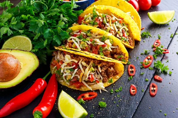 Comida Mexicana - deliciosas conchas de taco con carne molida y salsa casera — Foto de Stock
