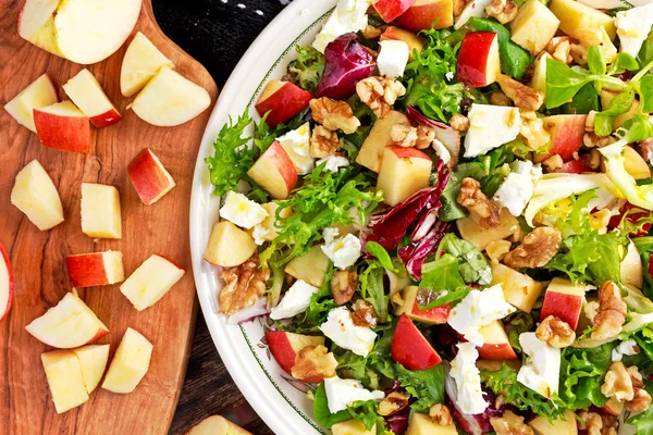 Свежий фруктовый яблочный салат с грецкими орехами, овощами, сыром фета — стоковое фото