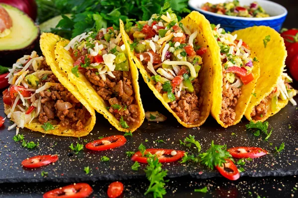 Comida Mexicana - deliciosas conchas de taco con carne molida y salsa casera —  Fotos de Stock