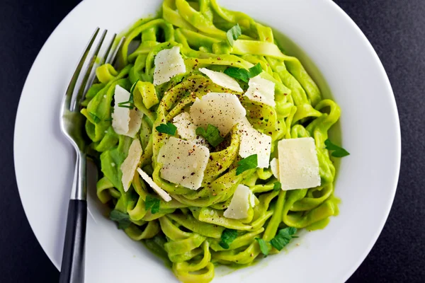 Tagliatelle pasta med spenat, avokado och parmigiano ost, örter i vit platta. begreppet hälsosam mat — Stockfoto