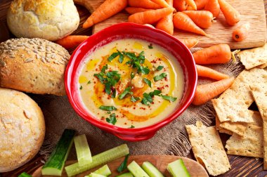 Klasik ev yapımı humus zeytinyağı, havuç, salatalık, gözleme, maydanoz ile.