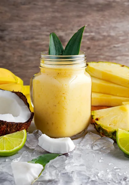 Sağlıklı olgun sarı ananas, Hindistan cevizi, Muz Smoothie dilim limon ve buz ile. kavram sağlıklı gıda