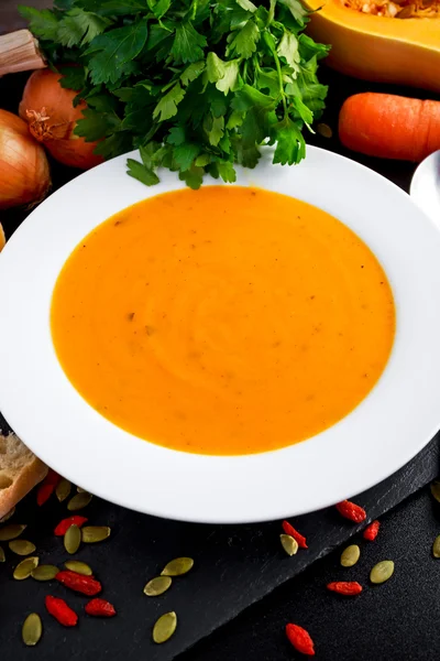 Calabaza suave y sopa de zanahoria con crema, semillas de calabaza bayas de goji —  Fotos de Stock