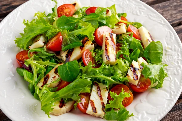 Ensalada de queso Halloumi a la parrilla tomates brujos y lechuga. alimentos saludables —  Fotos de Stock