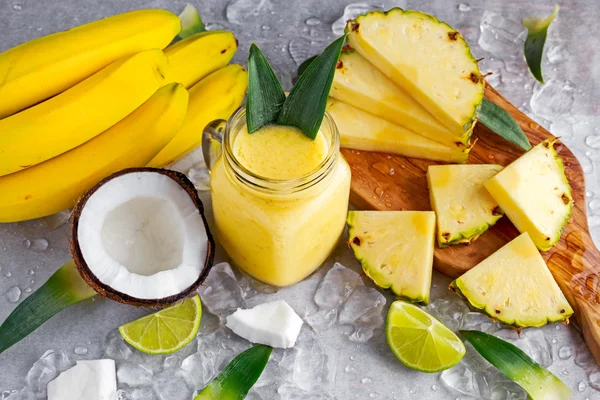 Piña amarilla madura, coco, batido con rodajas de lima y hielo. concepto comida saludable . —  Fotos de Stock