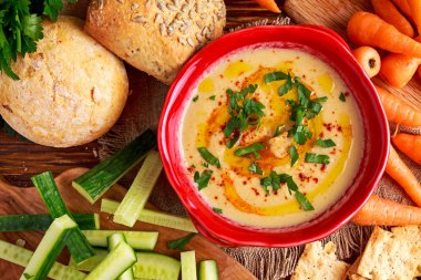 Klasik ev yapımı humus zeytinyağı, havuç, salatalık, gözleme, maydanoz ile.