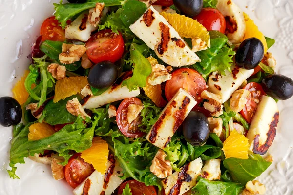 Ensalada a la parrilla Halloumi Cheese naranja bruja, tomates y lechuga. alimentos saludables —  Fotos de Stock