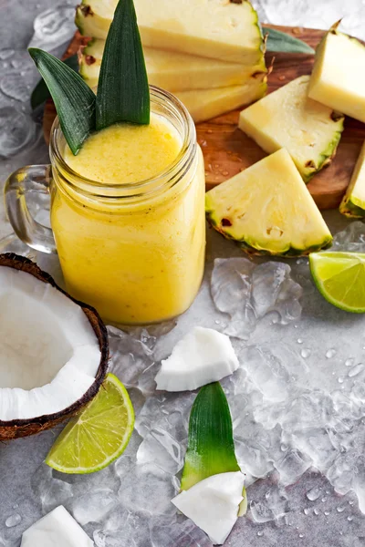 Piña amarilla madura, coco, batido con rodajas de lima y hielo. concepto comida saludable . —  Fotos de Stock