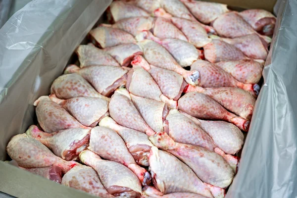 Raw meat, skin Chicken Drumsticks in box. — Stock Photo, Image