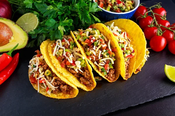 Mexické jídlo - vynikající taco vložek se mleté hovězí a domácí salsou — Stock fotografie