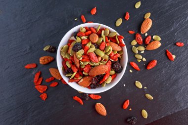 Taş gemide kuru üzüm, kabak çekirdeği, badem ve goji meyveleri ile fındık karışımı snack