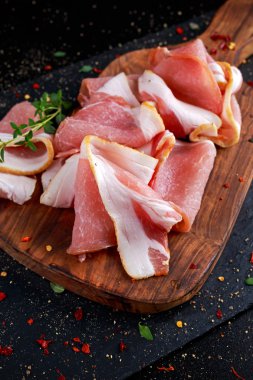 Ham Füme pastırma ahşap tahta üzerinde hangi otlar dilimler.